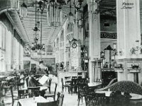Kavana »Corso« 1915. godine, povijesni interijer (Foto Muzej Grada Zagreba)  Zagreb ima dugu i bogatu tradiciju kavana i slastičarnica. Prvu kavanu u Zagrebu otvorio je trgovac Leopold Dun 1748. godine. Osim kave, gosti su mogli popiti čaj ili čokoladu. Glavne zagrebačke kavane bile su smještene na Harmici, središnjem zagrebačkom trgu. Na uglu Praške ulice i današnjeg Trga bana Josipa Jelačića radila je najposjećenija Narodna kavana.